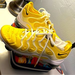 Woman’s vapor max plus size 7 1/2